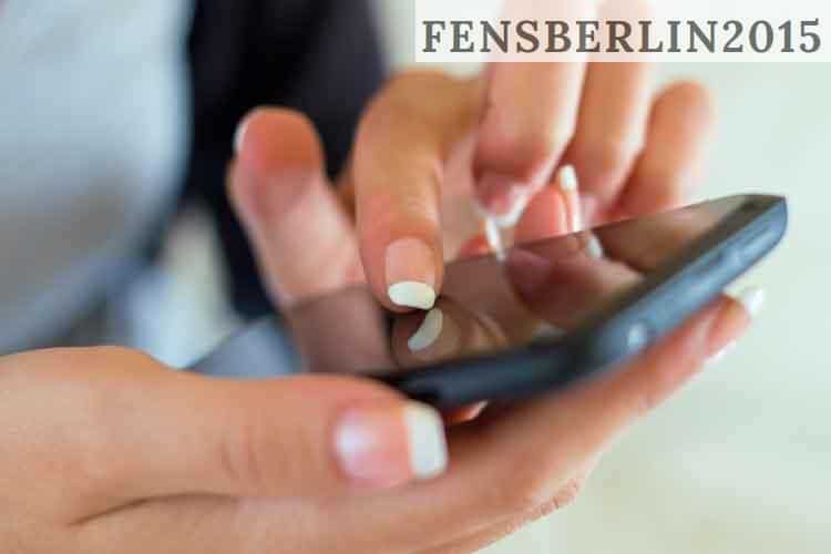 persona navegando movil